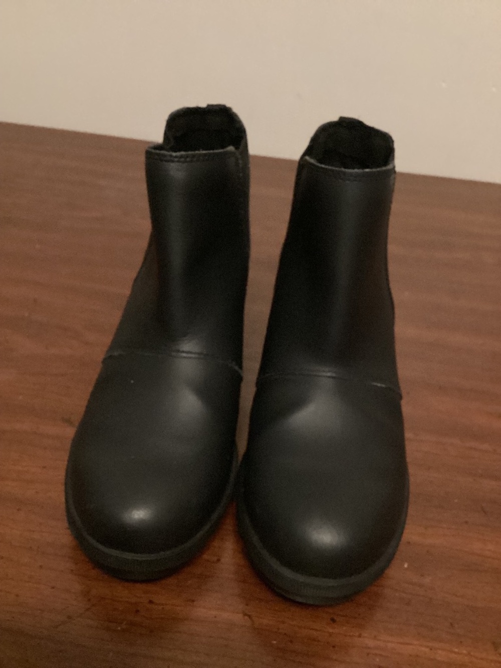 SOREL a built in heel ankle shoes with serrated sole SZ 4